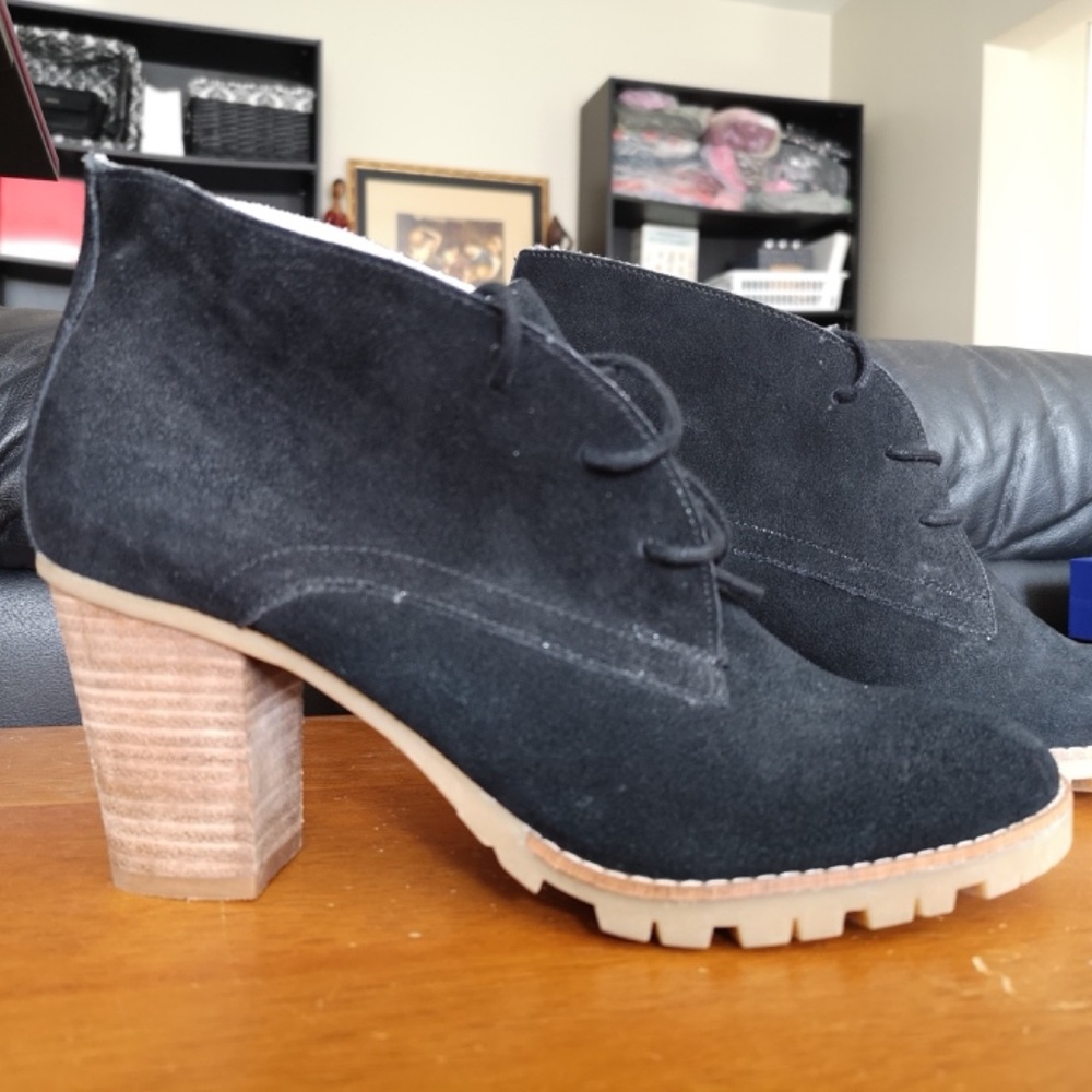 GAP Women Lace-up Bootie Black Sueded Lug Sole NEW